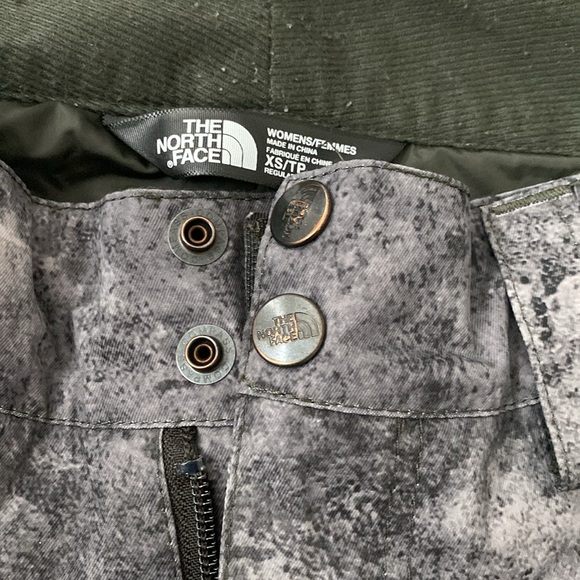 Women’s Northface Gray Camo Snowpants - Picture 6 of 11